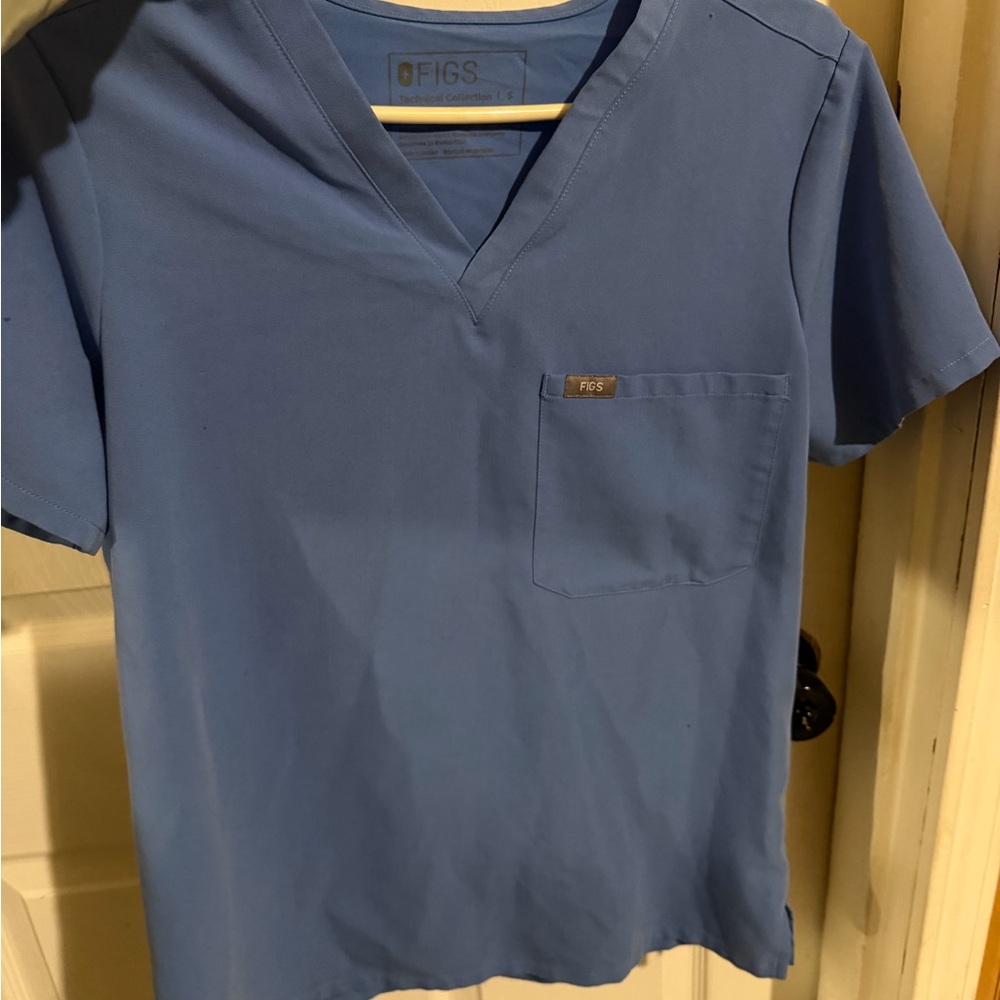 Figs women’s Short Sleeve Blue V-Neck Tee